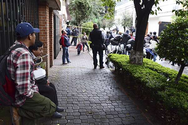 Un elemento de la Policía Bancaria e Industrial (PBI) murió esta tarde tras recibir dos disparos de arma de fuego, cuando custodiaba el domicilio del excardenal Norberto Rivera Carrera en la colonia Florida, en la alcaldía Álvaro Obregón. FOTO: CUARTOSCURO