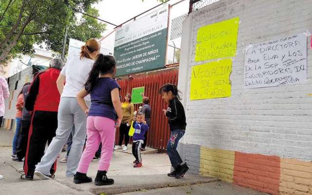 Padres de familia acuden furiosos al kínder Marcelino de Champagnat. Foto: Lizeth Gómez de Anda