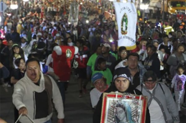 Esta madrugada una peregrinación de ciclistas avanzó en Paseo de la Reforma con rumbo a la Basílica de Guadalupe. FOTO: NOTIMEX