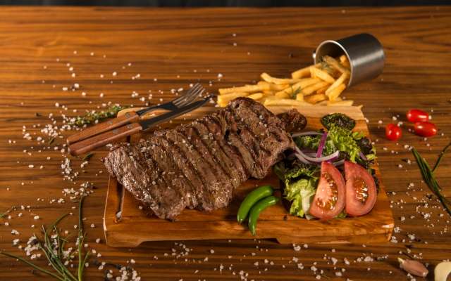 Una particularidad que distingue al restaurante es el sabor que le da a sus platillos el uso del carbón, mismo que se compone de piedra volcánica y otros elementos. Foto: Cortesía