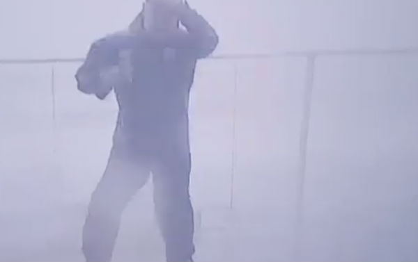De acuerdo al video difundido en redes, se trata de Jim Cantore, un periodista especializado en meteorología