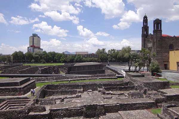 En la madrugada del 28 de agosto, los estudiantes fueron desalojados del Zócalo con tanquetas.