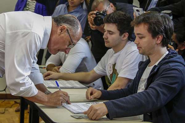 Las elecciones presidenciales más polarizadas de la historia reciente de Brasil se iniciaron este domingo a las 08:00 horas locales. FOTO: AFP