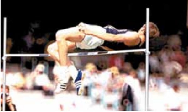 POTENCIA. Tras un gran impulso de pies,
Fosbury logró su oro antes de ser profesional. Foto: Especial