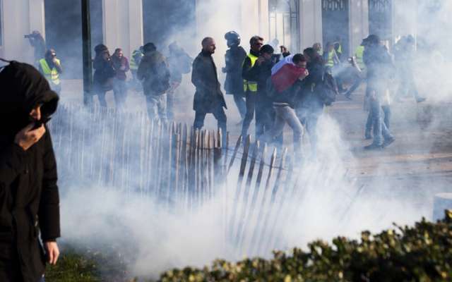 ENOJO. Manifestantes
se enfrentaron a policías. Foto: AFP