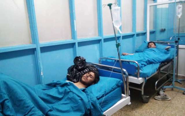 Los sobrevivientes heridos reciben tratamiento en el hospital Wazir Akbar Khan en Kabul. Foto: AFP.