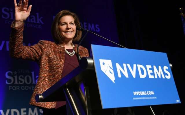 Catherine Cortez Masto (D-NV) habla en la fiesta de los resultados electorales del Partido Demócrata de Nevada en el Caesars Palace. Foto: AFP