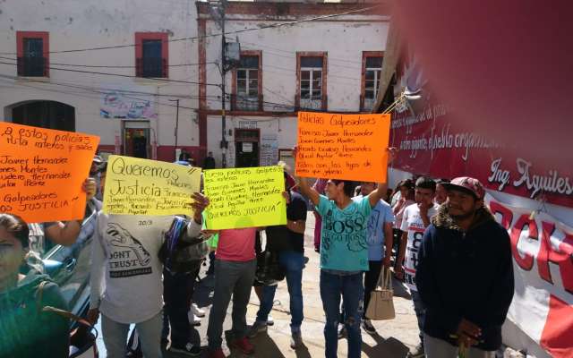 Según los familiares, los policías bajaron a los jóvenes de la unidad a golpes y los acusaron de robo. FOTO: ESPECIAL