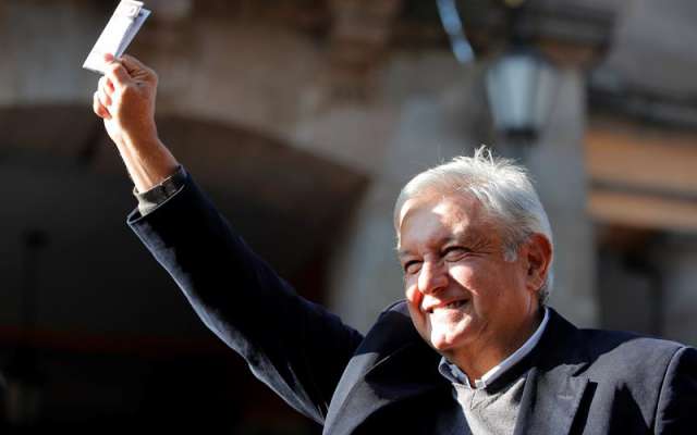 Andrés Manuel López Obrador durante su voto en la consulta nacional. Foto: EFE