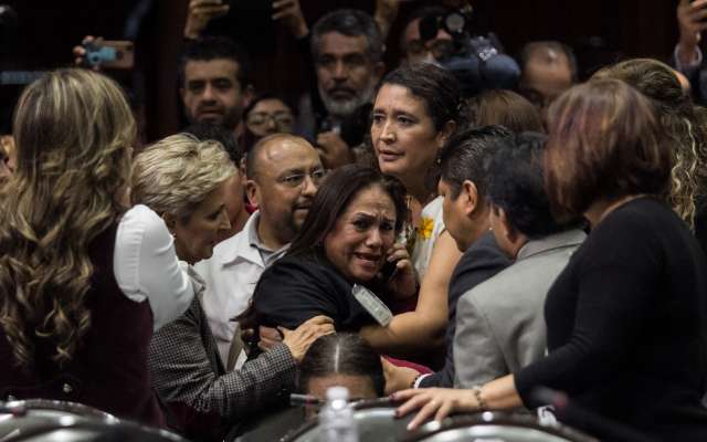 La diputada entró en una crisis de llanto y gritos. FOTO: CUARTOSCURO