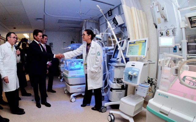 Peña Nieto recorrió pasillos del hospital en compañía del director general del IMSS