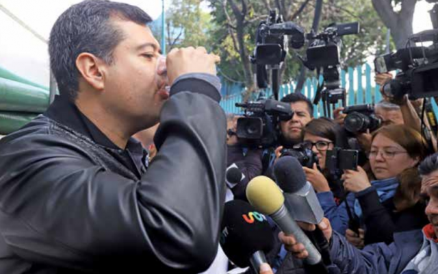 En días pasados, José Ramón Amieva bebió el líquido en la garza de Parroquia. FOTO: Víctor Gahbler
