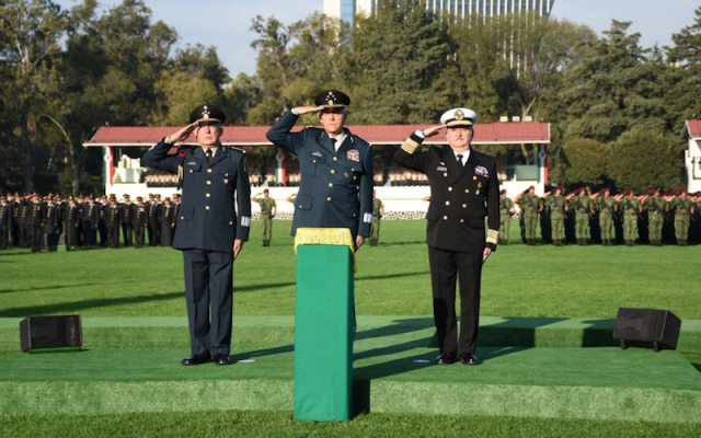 El General Salvador Cienfuegos en la Ceremonia de Izamiento de Bandera en el Asta Monumental del Campo Deportivo Militar “Marte”. Foto:
@S_Cienfuegos_Z