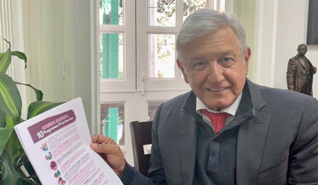 En redes sociales mostró la boleta que se usará en la consulta. FOTO: @lopezobrador_