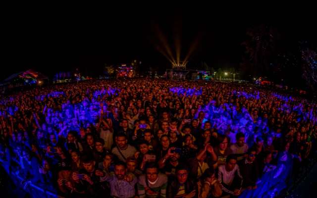 Con un espectáculo de luces de colores e imágenes geométricas y símbolos, MGMT deleitó por una hora a los miles de fans que se dieron cita en el escenario principal