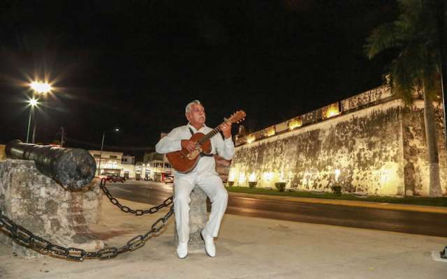 En punto de la media noche, los músicos campechanos iniciaron los festejos para conmemorar a Santa Cecilia, su patrona. Al pie de la emblemática muralla, los trovadores se alistaban para llevar música a las familias campechanas. FOTO: MAIRA TULIA PÉREZ BOCANEGRA /CUARTOSCURO.COM