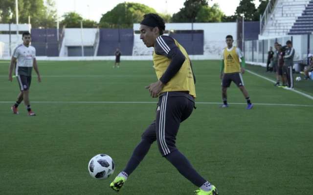 PRÁCTICA. Guillermo
Ochoa, de los más activos ayer en el cuadro nacional. Foto: Cortesía