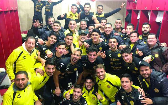 MOTIVADOS. Los Dorados arroparon así a su técnico. Foto: @DORADO