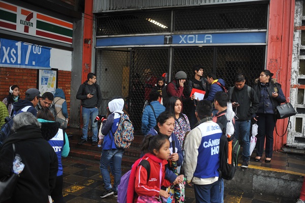 La suspensión del servicio ocurrió cerca de las 14 horas debido a un corto circuito, provocando que el servicio fuera suspendido de la estación Tasqueña a Bellas Artes. Foto: Cuartoscuro