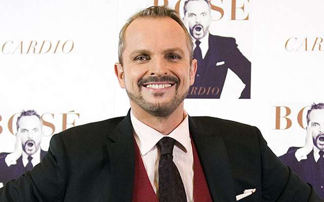 Miguel Bosé acaba de separarse de Nacho Palau, su pareja de muchos años. Foto: Especial
