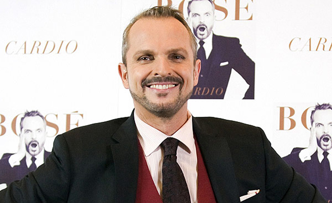 Miguel Bosé acaba de separarse de Nacho Palau, su pareja de muchos años. Foto: Especial