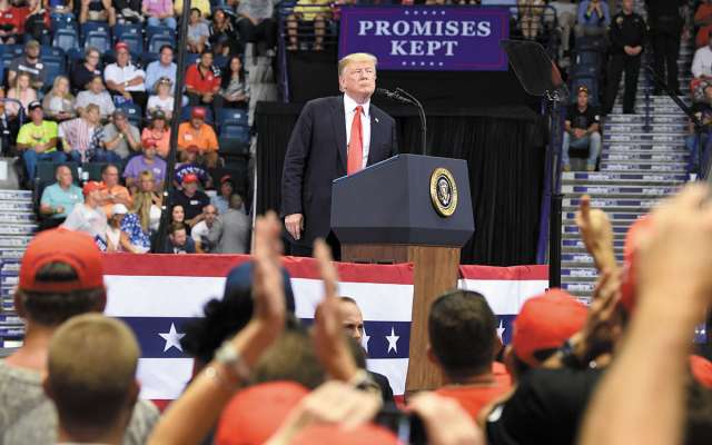 Trump habló ayer durante un mitin en Estero, Florida, de cara a las elecciones de medio termino. Foto: AP