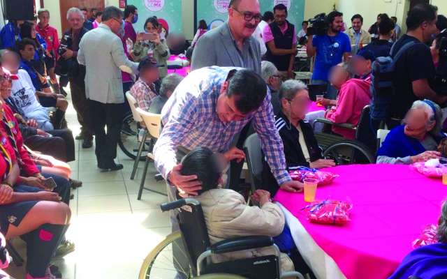 CONVIVIO. José Ramón
Amieva, ayer, durante la
entrega de apoyos para
enfrentar la temporada
invernal. Foto: Especial