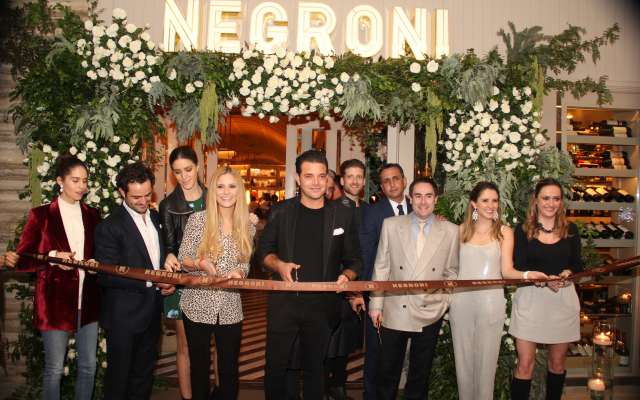 ANFITRIONES DE LA NOCHE. La familia Cuaik reunida para cortar el listón inaugural del restaurante. Foto: Cortesía
