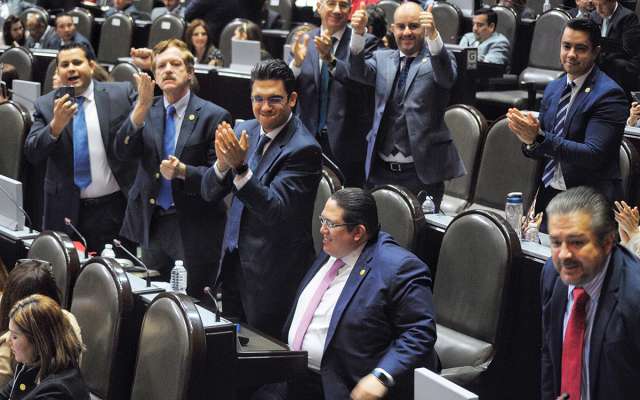 La bancada del PAN en San Lázaro está dispuesta a sacar pancartas contra López Obrador durante la sesión solemne