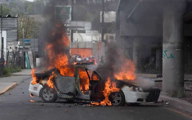 La pobladores quemaron varios vehículos, entre ellos una patrulla y una motopatrulla.
FOTO: GALO CAÑAS /CUARTOSCURO.COM