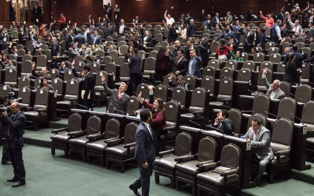 Diputados emiten su voto durante la sesión ordinaria de este martes en la Cámara de Diputados.
FOTO: MARIO JASSO /CUARTOSCURO.COM