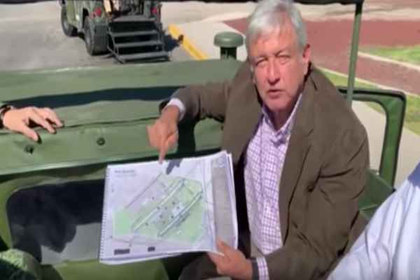 Obrador dijo que con la decisión de la gente, tendremos cinco pistas a mitad de sexenio. Foto: Especial