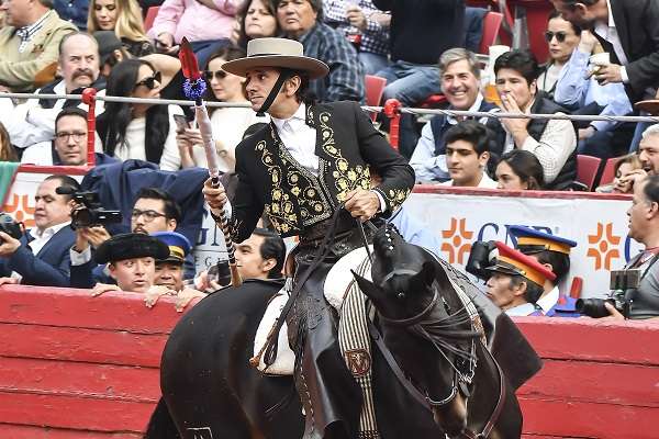 ACTUACIÓN. El rejoneador Diego Ventura recibió ovaciones en su presentación. Foto: :JDS AGENCIA