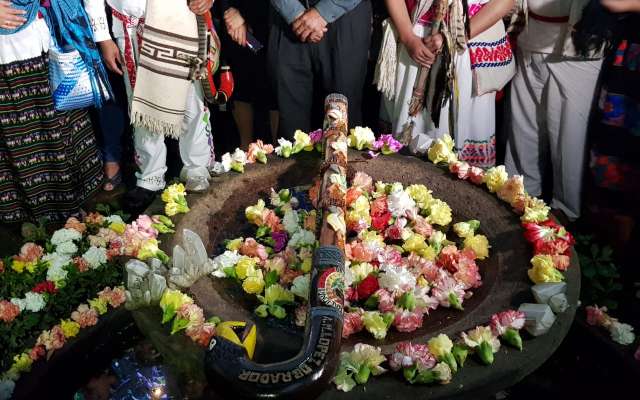 Bendicen bastón de mando que entregarán a López Obrador