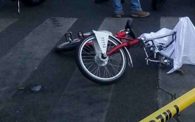 La mujer viajaba en una bicicleta del sistema Ecobici. Foto: @ciemergencias