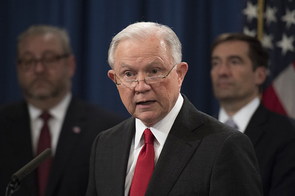 El secretario de Justicia Jeff Sessions le ha entregado una carta de renuncia al presidente Donald Trump.
FOTO: AFP