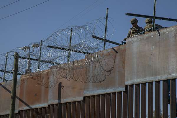 Personal de la Oficina de Aduanas de Protección Frontera de Estados Unidos colocó alambre de púas en la parte superior del muro fronterizo que se encuentra en la zona de Playas de Tijuana. FOTO: NOTIMEX