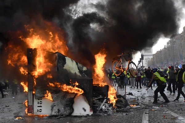 RIÑA. La policía intervino en los disturbios con gases lacrimógenos y camiones de agua. Foto: AFP