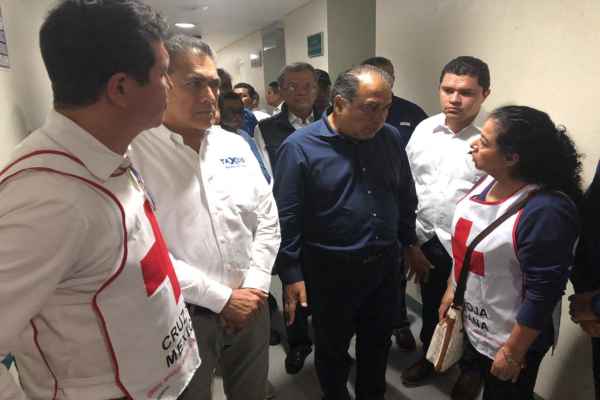 El gobernador Astudillon se trasladó al hospital donde atienden a los 9 heridos. Foto: Cortesía