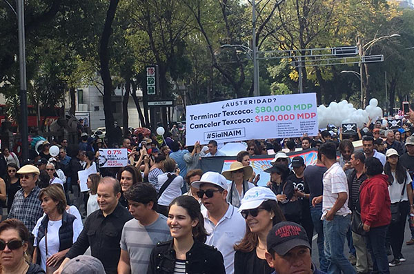 Dentro de las consignas que los manifestantes han lanzado están ¡Texcoco va porque va! ¡Esta no es la marcha del poder!, entre otras.