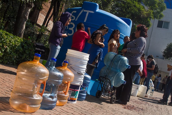 Autoridades capitalinas señalaron que el servicio de agua es gratuito y quien lo requiera puede solicitarlo al número de Locatel 56581111. Foto: Cuartoscuro