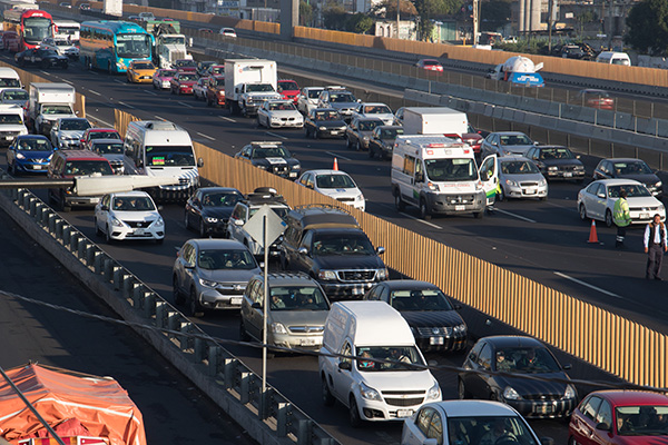 La autopista México-Puebla se ve afectada por la volcadura de una tráiler. FOTO: CUARTOSCURO