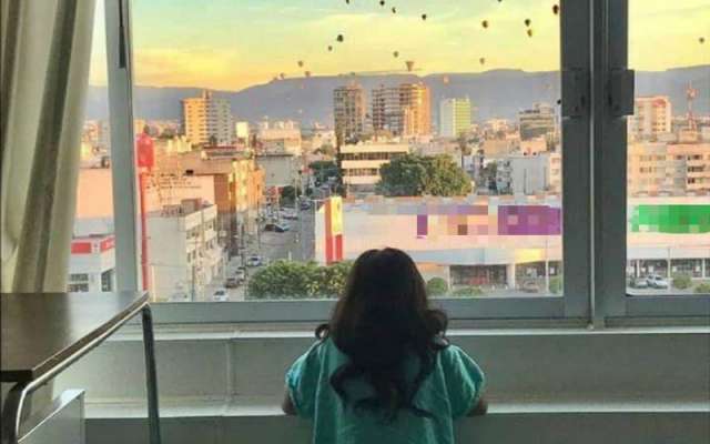 La madre despertó y al no ver a su hija en la cama, se alarmó y llamó a la doctora, pensando que la niña se había dirigido al baño sin la asistencia necesaria