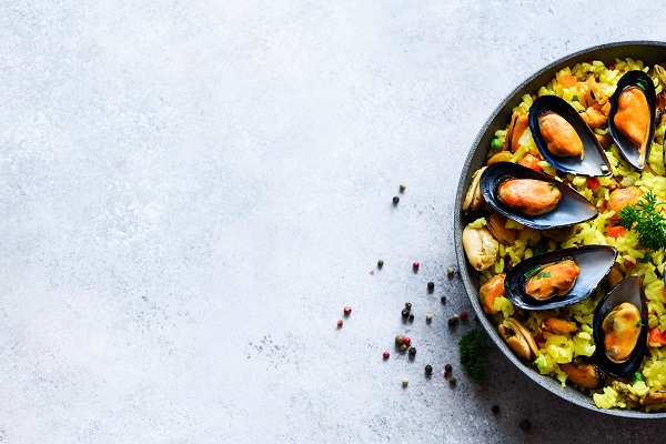 Paella. Se dice que fueron los campesinos
quienes la inventaron, pues acostumbraban
añadir al arroz las verduras que solían cosechar en sus huertos. Después le
agregaron carne de los animales que se criaban en los corrales, como
conejo, gallina y hasta mariscos. Foto: Especial