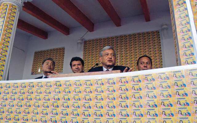 Andrés Manuel López Obrador, candidato de las Izquierdas a la Presidencia de la República, presentó miles de tarjetas de la tienda Soriana, las cuales, presuntamente serían usadas para comprar votos en la pasada elección presidencial.
FOTO: ISAAC ESQUIVEL/CUARTOSCURO.COM