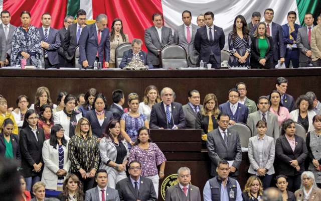 La diputada morenista por el Distrito 14 (Veracruz) Carmen Medel recibió la noticia de que su hija había sido asesinada en dicho estado. Por tal motivo la sesión fue cancelada. Integrantes de las diversas bancadas subieron a la tribuna para escuchar el mensaje de condolencia del diputado Pablo Gómez.
FOTO: GALO CAÑAS /CUARTOSCURO.COM