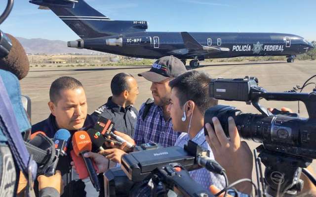 Miembros de la caravana migrante regresan por iniciativa propia a su país, en un avión de la Policía Federal desde el aeropuerto de Tijuana a la capital mexicana. EFE / Joebeth Terriquez