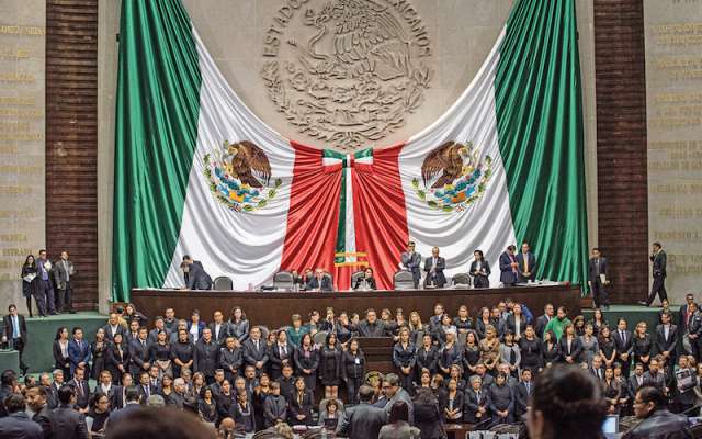 Legisladores guardan un minuto de silencio en memoria de Valeria Cruz, hija de la diputada Carmen Medel, ayer en San Lázaro.
FOTO: MARIO JASSO /CUARTOSCURO.COM