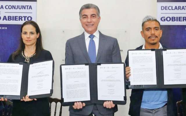 El mandatario firmó la declaratoria de Gobierno Abierto. Foto: Especial.