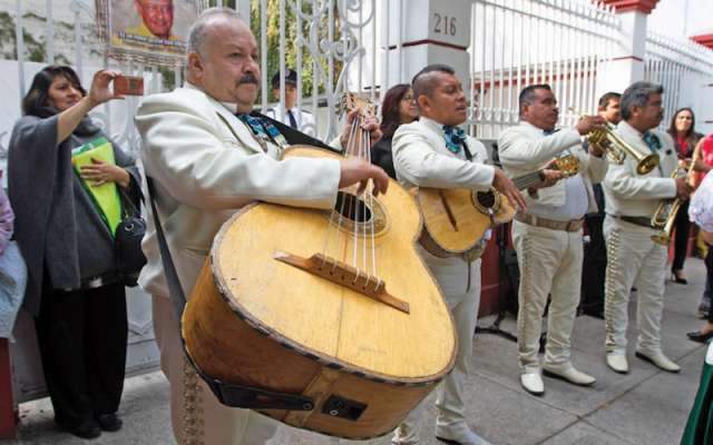 También fue llevado un mariachi al 216 de
la calle Chihuahua para cantarle Las Mañanitas. Foto: Cuartoscuro